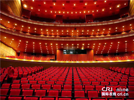 L’intérieur du Théâtre national de Beijing (photo par Yann Vernerie)