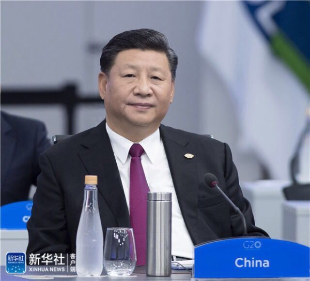Xi Jinping assiste au 13e Sommet des dirigeants du G20 et y prononce un discours important dans lequel il est souligné que les pays du G20 devaient s’en tenir à l’ouverture, à la coopération, à l’esprit de partenariat et à l’innovation afin d’assumer la responsabilité de maintenir le cap de l’économie mondiale