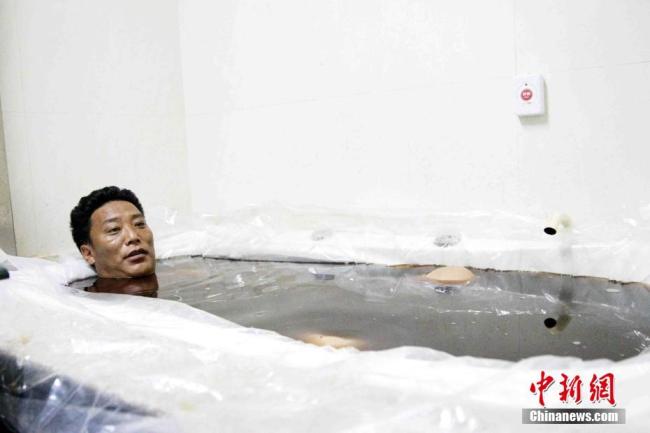 Dans les coulisses d’un service de bain thérapeutique tibétain
