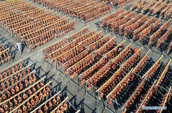 Fabrication de jambons à Nanma, bourg de la ville de Jinhua, de la province chinoise du Zhejiang (est), le 1er décembre 2018. Des entreprises alimentaires locales font sécher les jambons de manière traditionnelle. Connue pour la fabrication du jambon, la ville de Jinhua dispose de plus de 2.000 ans d'histoire dans ce secteur. (Photo : Bao Kangxuan)