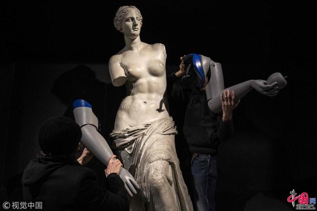 Des prothèses imprimées en 3D ont été posées le 6 mars 2018 sur une copie de la Vénus de Milo, installée dans la station de métro du Louvre, dans le cadre d’une campagne visant à sensibiliser le public à l’avantage de prothèses imprimées en 3D.