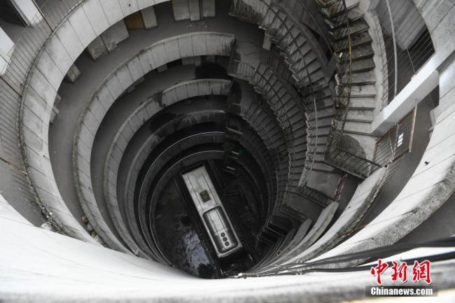 Chongqing : quand un bus traverse un édifice en spirale