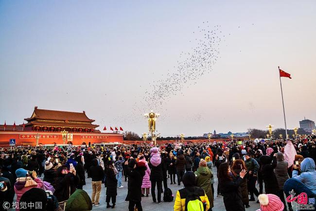 Le matin du 1er janvier, une grande cérémonie de lever du drapeaunational a eu lieu à la place Tian'anmen à Beijing.