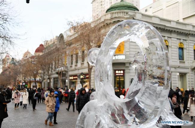 Les sculptures de glace sont devenues une attraction très appréciée des touristes pendant les congés du Nouvel An.