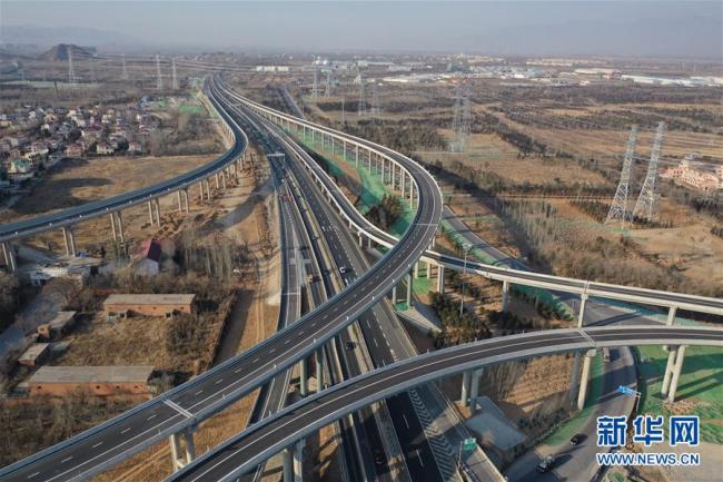 Après trois ans de construction, le tronçon Xinglongkou-Yanqing, un tronçon de l'autoroute Beijing-Chongli et un des projets clés des JO d'hiver 2022, a été mis en service. Cette section mesure 42 km de long. L’autoroute, une fois terminée, deviendra la troisième voie principale au nord-ouest de Beijing.