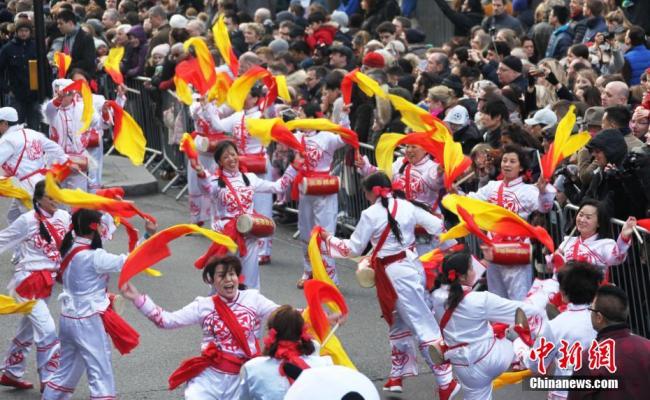 Des Chinois participent au défilé du Nouvel An 2019 à Londres