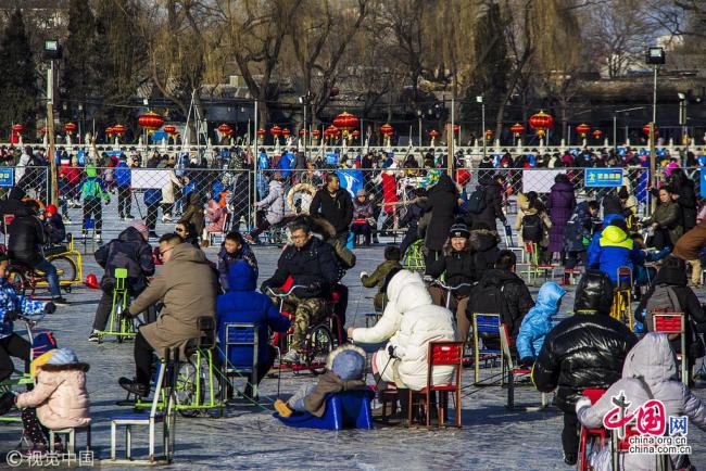 Le premier jour de l’année 2019, un grand nombre de touristes ont profité du froid pour venir s’amuser à la patinoire en plein air de Shichahai à Beijing.