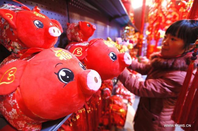 Décorations du Nouvel An sur un marché dans l'arrondissement de Jimo de la ville de Qingdao, dans la province chinoise du Shandong (est), le 8 janvier 2019. Des gens achètent des décorations pour célébrer le Nouvel An lunaire, qui tombe cette année le 5 février. (Photo : Liang Xiaopeng)