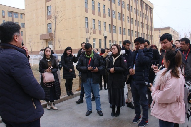 Lutte contre le terrorisme : les journalistes étrangers visitent le centre de formation professionnelle au Xinjiang