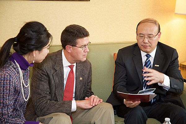 Cao Pengcheng (à droite), directeur adjoint du Bureau de la culture et du tourisme de Beijing, rencontre le secrétaire d'État de l'Alabama John Merrill (au milieu)