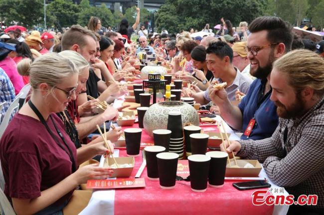 Nouveau record du monde Guinness : 764 personnes mangent des raviolis ensemble à Sydney