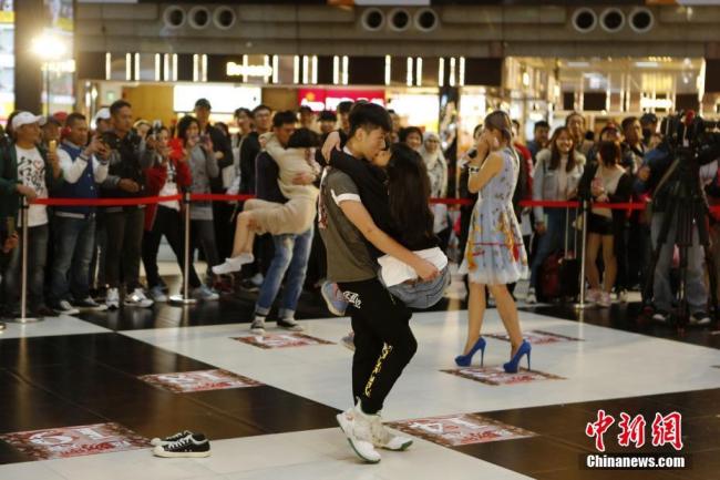 De nombreux couples ont participé le 10 février à un concours de baiser à la gare de Taipei alors que la fête de la Saint-Valentin arrive à grand pas.