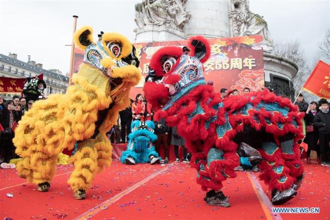 Des artistes donnent une représentation de danse du lion pour célébrer le Nouvel An lunaire chinois sur la place de la République à Paris, en France, le 10 février 2019. (Xinhua/Jack Chan)
