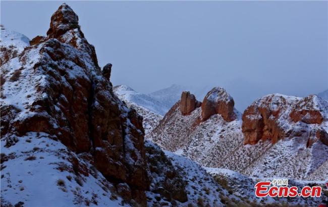 En photos : les spectaculaires reliefs Danxia du Gansu sous la neige