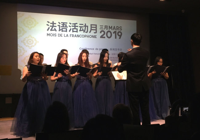 Un choeur composé par les étudiants chinois interprète les chansons du film Les Choristes