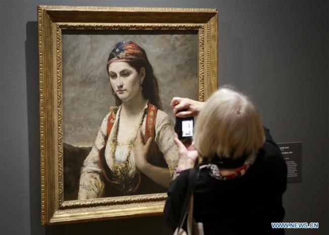 Une visiteuse prend des photos d'un tableau lors d'une exposition intitulée "French Moderns: Monet to Matisse, 1850-1950" à Vancouver, au Canada, le 28 février 2019. L'exposition se tient du 21 février au 20 mai, et présente près de 60 oeuvres. (Photo : Liang Sen)