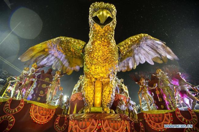 Des participants lors des défilés du carnaval de Rio 2019 au Sambadrome, à Rio de Janeiro, au Brésil, le 2 mars 2019. (Xinhua/Li Ming)