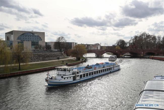 Des bateaux touristiques naviguent sur la rivière Spree à Berlin, capitale de l'Allemagne, le 12 mars 2019. (Xinhua/Shan Yuqi)