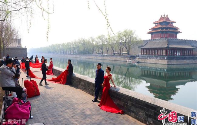 Beijing : de jeunes couples prennent leurs photos de mariage devant la Cité interdite