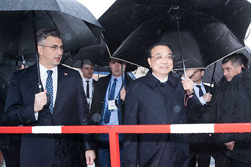 Les Premiers ministres chinois et croate visitent le chantier du pont de Peljesac sous la pluie