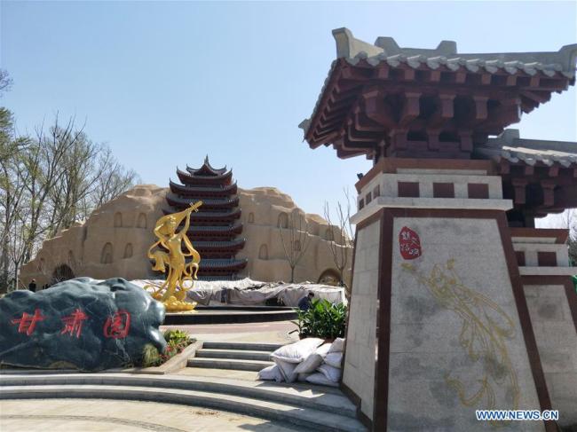 Photo prise avec un téléphone portable montrant le paysage au site de l'Exposition horticole internationale 2019 à Beijing (Expo 2019 Beijing) dans l'arrondissement de Yanqing, à Beijing, capitale de la Chine, le 15 avril 2019. (Xinhua/Wei Mengjia)