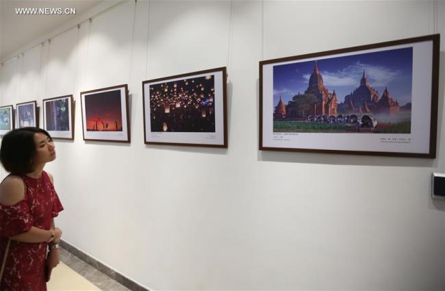 Exposition de photos intitulée "Notre Route de la Soie" à Yangon au Myanmar, le 23 avril 2019. (Photo : U Aung)