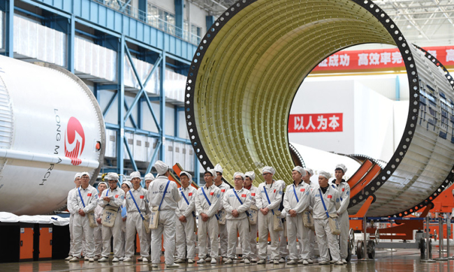 Photo prise le 24 avril, Journée de l’espace en Chine, montrant les éléments de la fusée Longue-marche 5, dont le lancement est prévu en juillet.