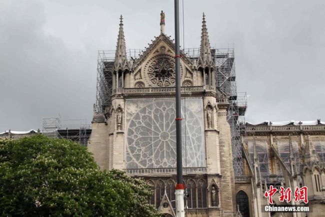 La cathédrale Notre-Dame de Paris en plein travaux de bâchage