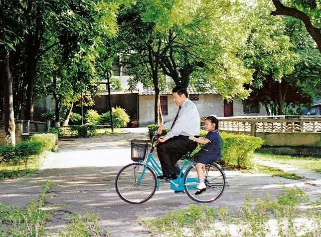 Xi Jinping et sa fille sur un vélo à Fuzhou