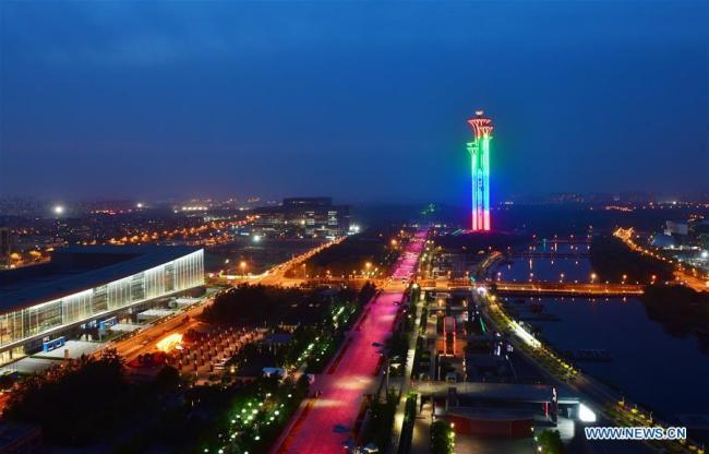 Photo prise le 14 mai 2019, montrant une vue nocturne du Centre national des conventions de Chine et de la Tour olympique de Beijing.