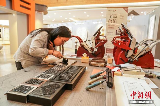 Venez découvrir l’ancienne technique d’imprimerie manuelle chinoise à Nanning