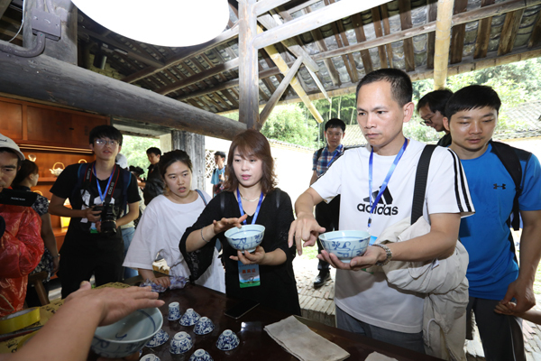 Les journalistes étrangers apprennent la technique pour « faire chanter le bol en porcelaine » à Jingdezhen