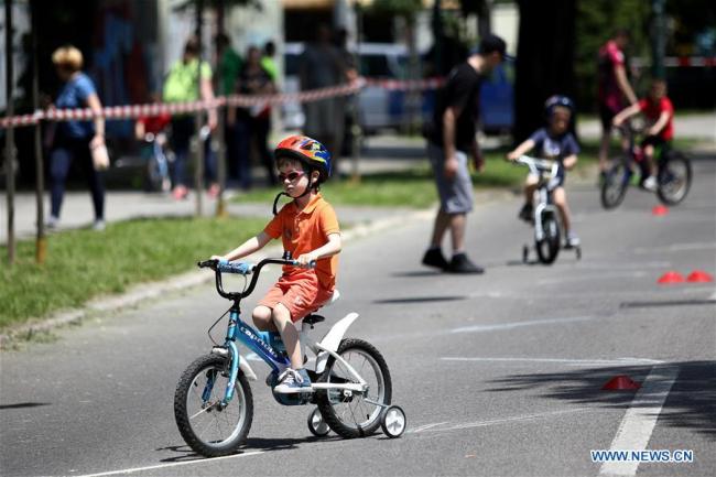 Des enfants participent à une course cycliste à Sarajevo, en Bosnie-Herzégovine, le 9 juin 2019. (Xinhua/Nedim Grabovica)