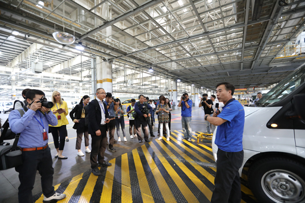Des journalistes des médias étrangers visitent l’usine de Jiangling au Xiaolan le 3 juin