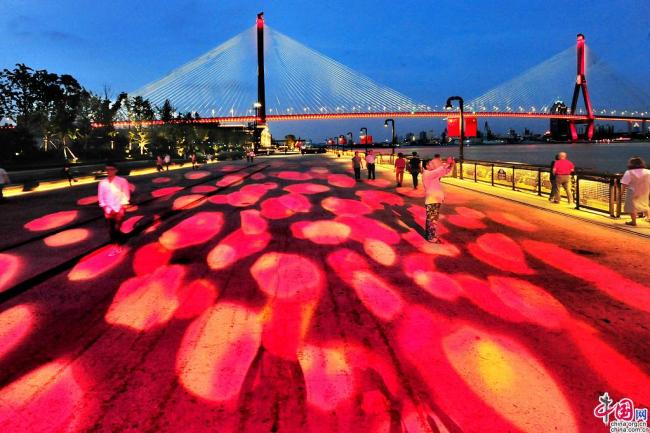 Shanghai : une rive du fleuve Huangpu embellie par une performance de lumières