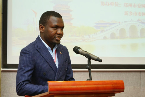 L’étudiant tanzanien Ibrahim Rashid Nyanza lors de son intervention