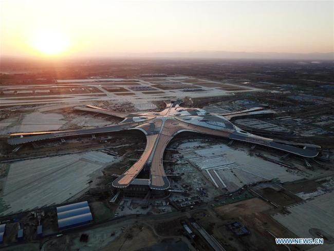 Photo aérienne prise le 1er octobre 2018, montrant l'aéroport international de Beijing Daxing en construction à Beijing. Le 30 juin a marqué la fin de la construction de la nouvelle infrastructure aéroportuaire et le début de la phase préparatoire de l'exploitation de l'aéroport. La mise en service du nouvel équipement est prévue avant le 30 septembre. (Xinhua / Ju Huanzong)