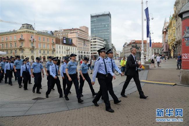 Des policiers chinois et croates patrouillent ensemble dans les rues de Zagreb, le 13 juillet.