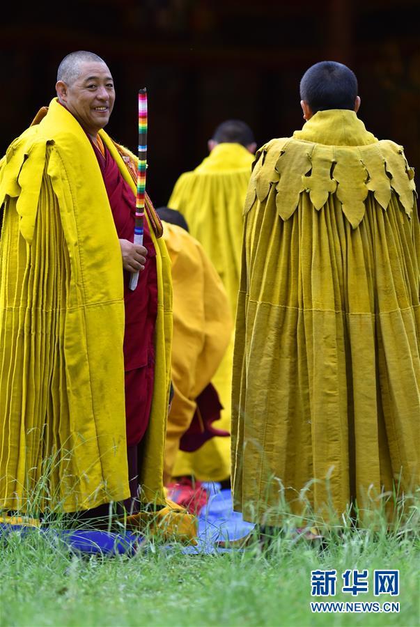 Tibet: un tanka géant exposé en plein air au monastère de Tashilhunpo