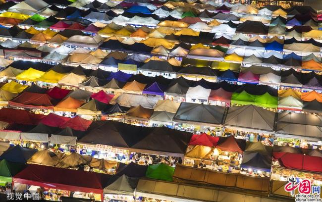 Photos : venez découvrir les marchés de nuit en été