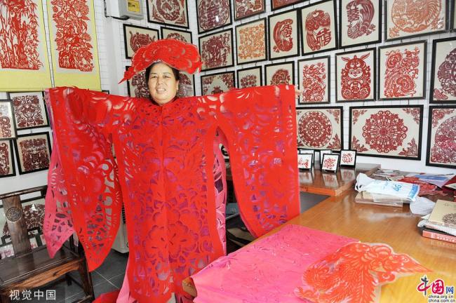 Xi’an : des robes en papier découpé font le buzz