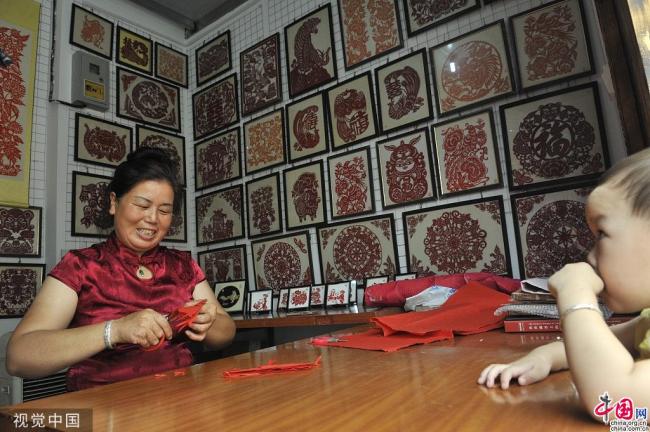 Xi’an : des robes en papier découpé font le buzz