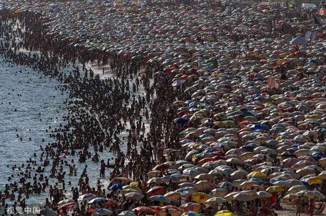 Une vue de la foule sur la plage d'Ipanema à Rio de Janeiro, au Brésil, le 4 janvier 2014. (Photo / VCG)