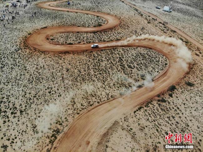 Photo : une course automobile sur « le plus beau circuit de Chine » à Zhangye