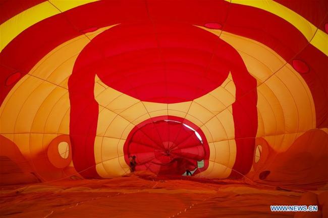 Préparatifs avant le décollage d'une montgolfière, durant un festival de montgolfières dans le district de Taitung, à Taiwan, dans le sud-est de la Chine, le 25 juillet 2019. Ce festival de montgolfières d'une durée de 45 jours a débuté le 29 juin. (Photo : Wu Lu)