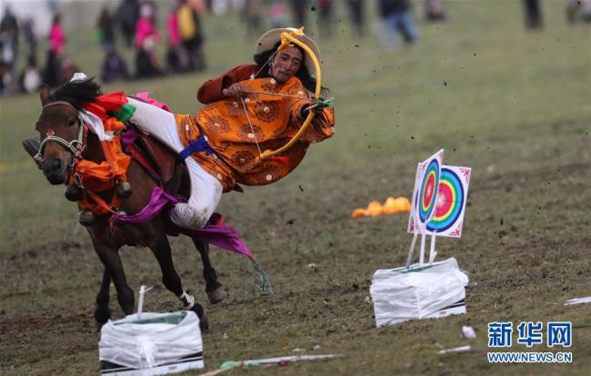 Le 30 juillet, lors d’un festival de courses de chevaux organisé dans le xian de Litang, dans la province du Sichuan, des bergers Khamba et Tibétains qui habitent dans la région historique de Kham ont présenté au public des performances d’équitation impressionnantes.