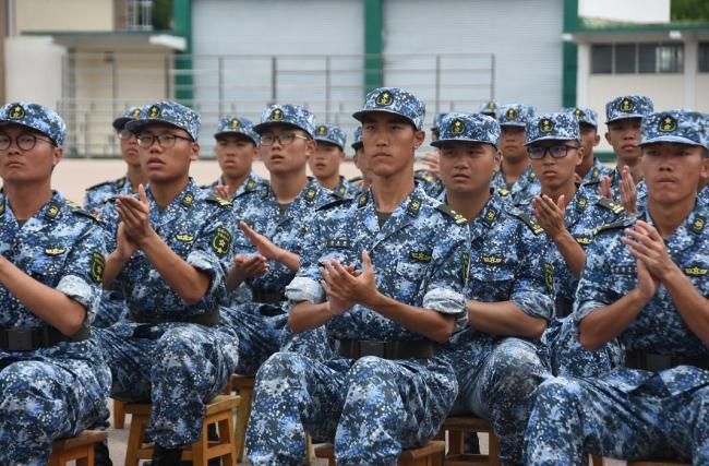 Des étudiants du supérieur de Hong Kong obtiennent leur diplôme du camp militaire de l'APL