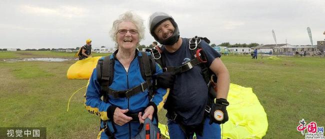 Une grand-mère de 94 ans saute en parachute à 15 000 pieds d’altitude