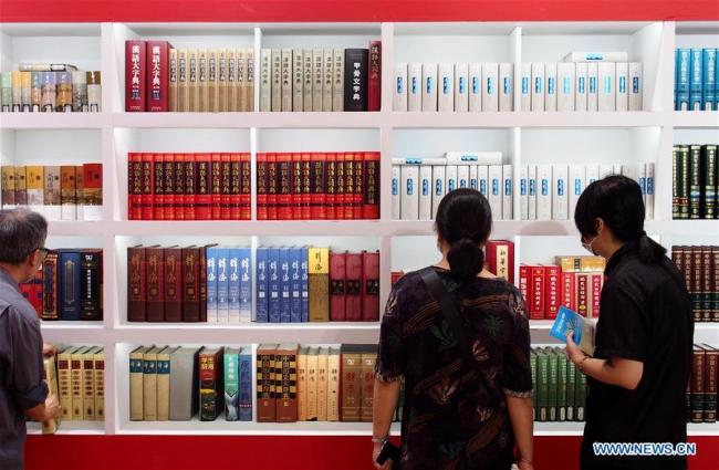 Des gens visitent la Foire du livre de Shanghai 2019, à Shanghai, dans l'est de la Chine, le 14 août 2019. (Xinhua/Ren Long)
