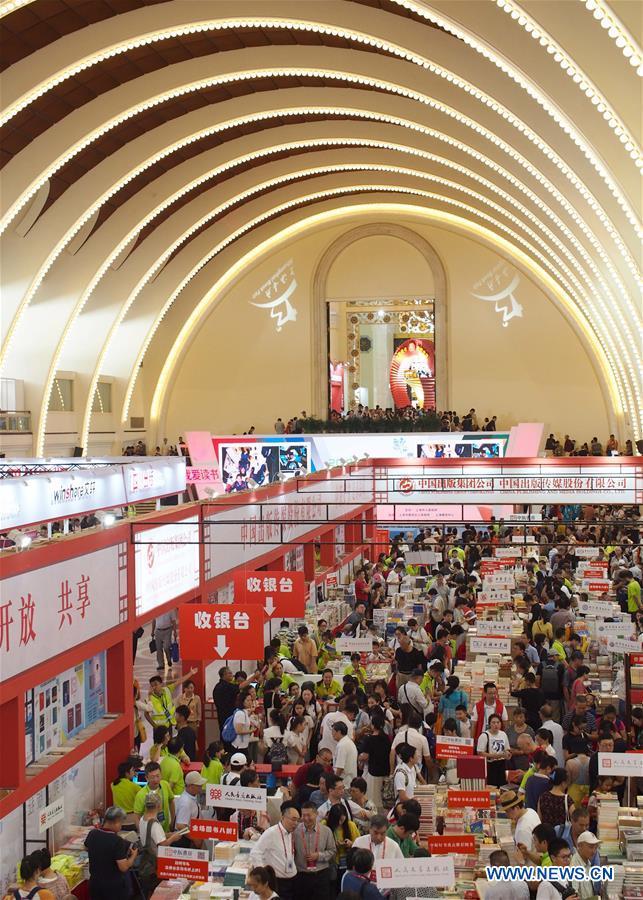 Des gens visitent la Foire du livre de Shanghai 2019, à Shanghai, dans l'est de la Chine, le 14 août 2019. (Xinhua/Ren Long)